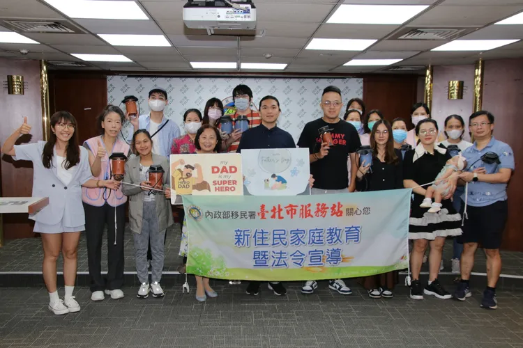 台北市服務站舉辦「新住民家庭教育暨法令宣導」課程及慶祝父親節手作布偶包包活動。移民署提供