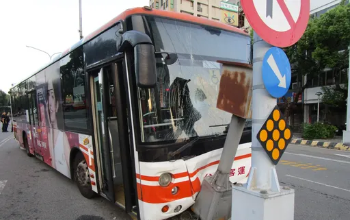 台中客運司機疑身體不適 自撞台灣大道分隔島亡 公司回應了