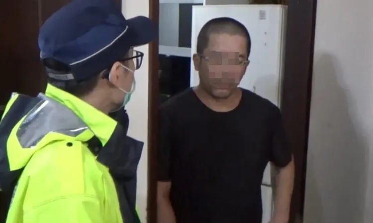 鄒男開門接受警員與動保員稽查，並表明租屋的蔡姓聲樂家並不在家。投訴人提供