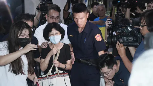 陳佩琪搭黃珊珊轎車離開北檢 小草與抗議群眾爆口角