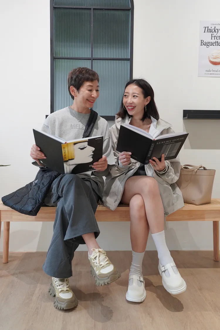 YCC（右）與媽媽「漂亮阿嬤」（左）拍攝形象照。品牌提供