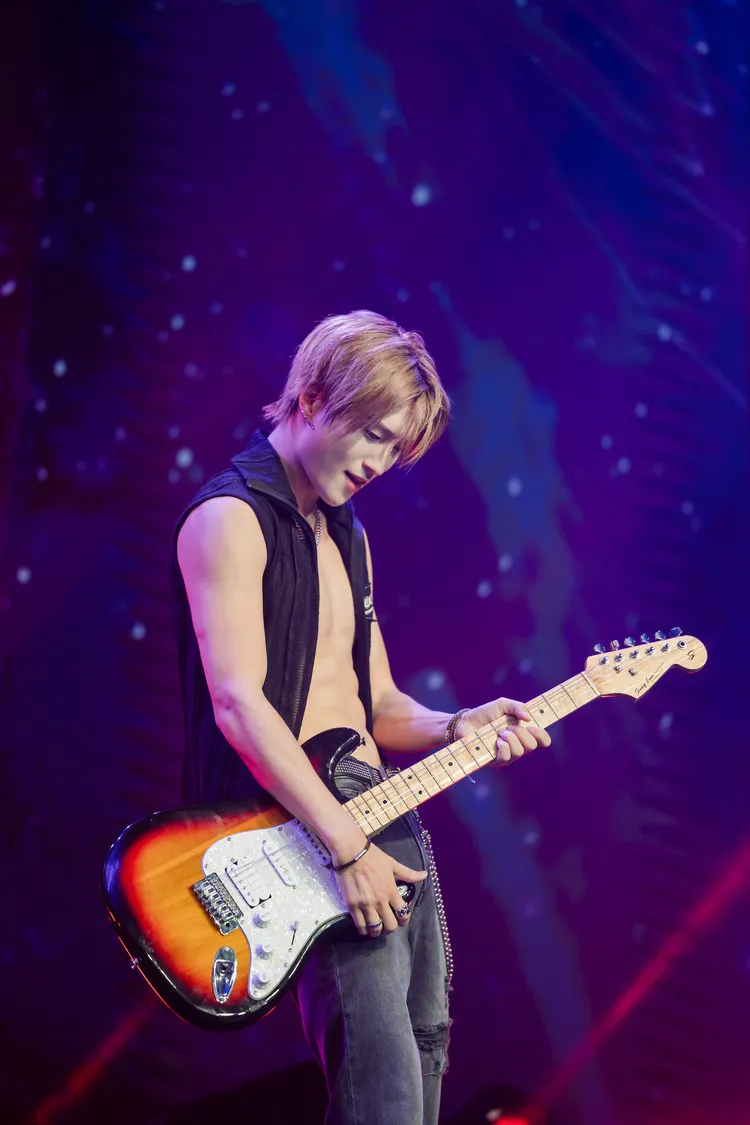 E-CHAN彈貝斯露出腹肌。Fu Entertainment、Brave Entertainment提供