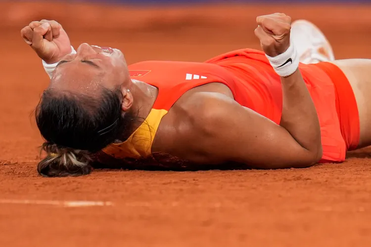 鄭欽文獲得勝利瞬間，躺在球場上握拳吶喊。美聯社