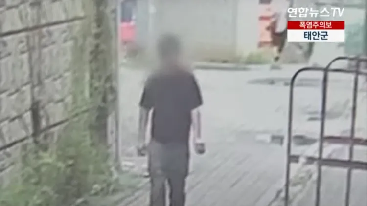 監視器拍下嫌疑犯手持疑似易燃物質的罐子。翻攝自韓聯社TV