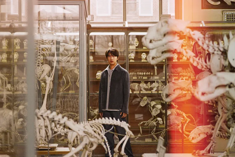 陳柏霖置身巴黎古生物解剖學博物館。品牌提供