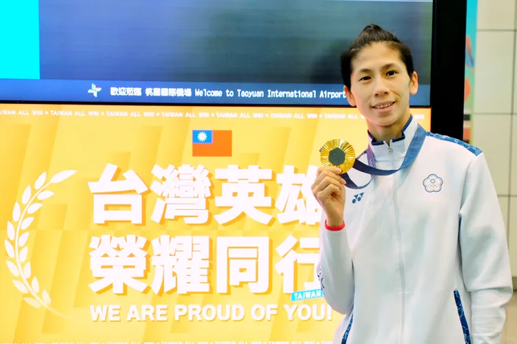 林郁婷成功奪下台灣奧運拳擊史上首面金牌，今（13）日榮耀返國。中央社