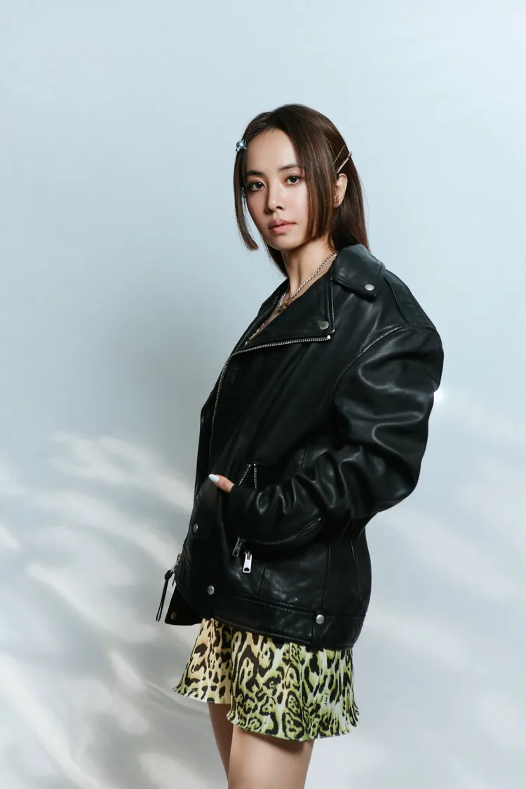 蔡依林以鮮黃色豹紋短洋裝搭上聯名款MILO羊皮皮衣。品牌提供