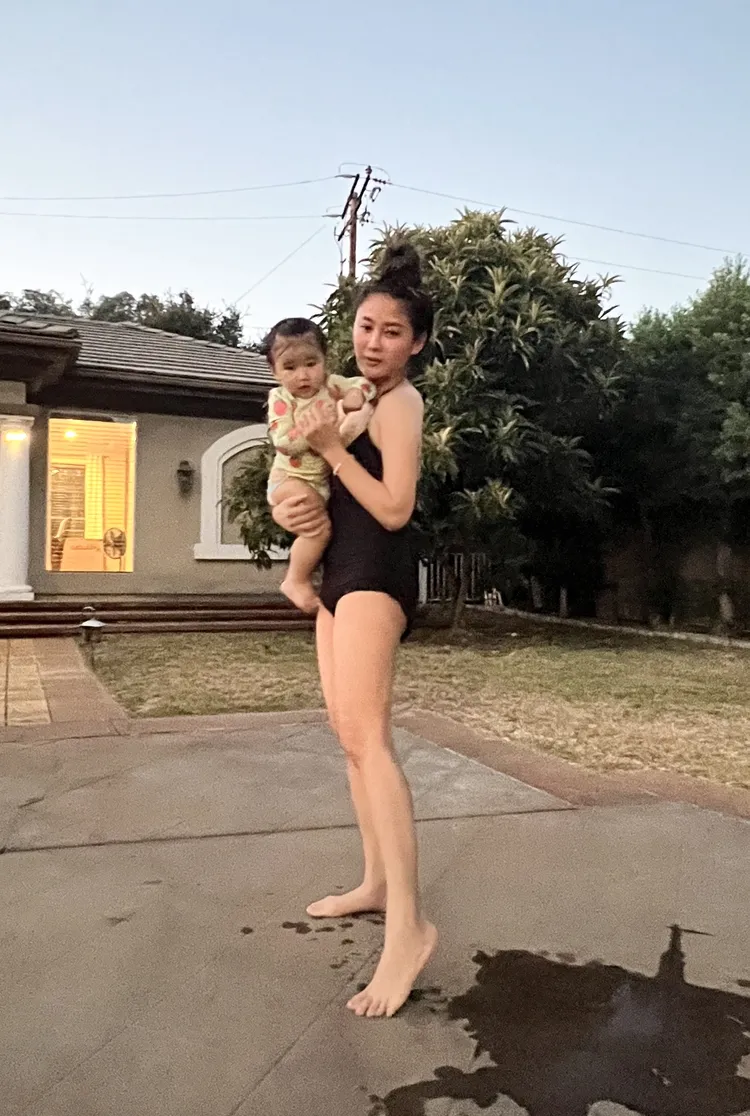 火辣泳裝私照連發！葉家妤抱小酪梨，傲人雪白長腿全都露。