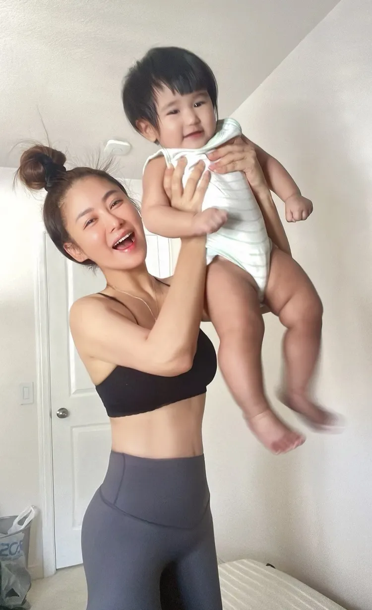 葉家妤手舉3寶小酪梨，露出結纖細實手臂，腹部若隱若現兩條線，引起全網一陣驚呼。