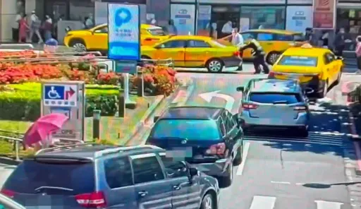 小黃「刁車」萬芳醫院急診門口 警烈日揮汗推車排除障礙