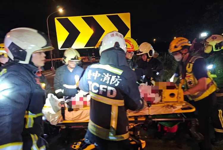 27歲女乘客腿部骨折、牙齒斷裂，被抬上擔架送上救護車。民眾提供