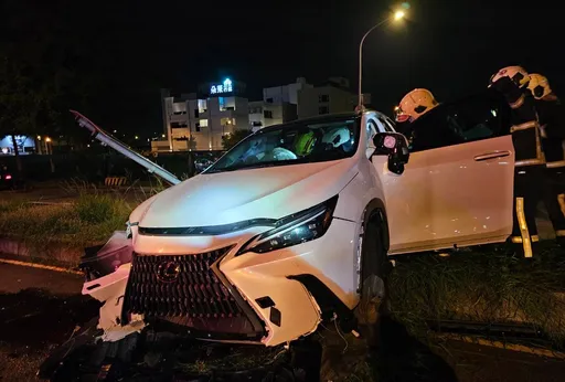 台中休旅車衝撞分隔島動彈不得 男駕駛意識不清!27歲女乘客骨折牙斷