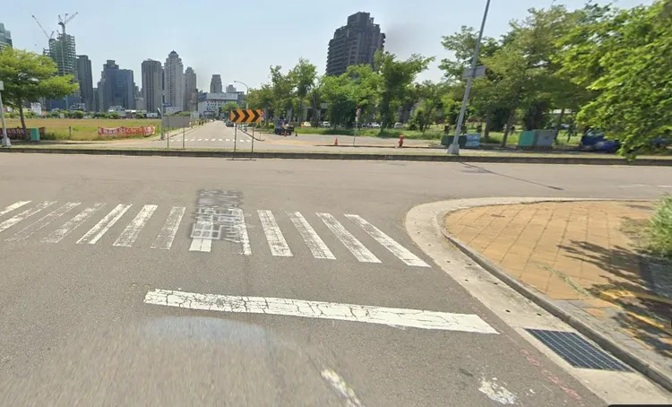 該路口中央分隔島沒有缺口。翻攝Google街景