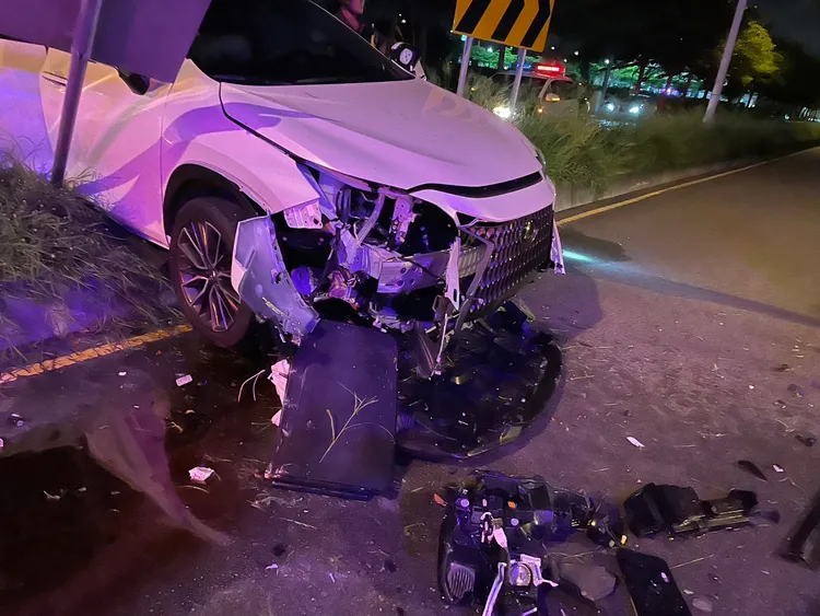 休旅車車頭嚴重受損。民眾提供