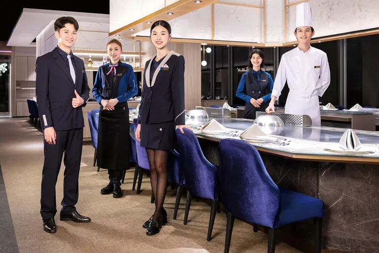 「夏慕尼」攜手時裝品牌「APUJAN」訂製全新制服，展現法式浪漫風采。業者提供