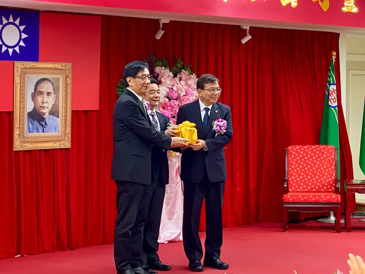 交通部次長伍勝園（中）擔任監交人，由吳宏謀（左）手中將印信交予王國 材（右）。莊偉祺攝