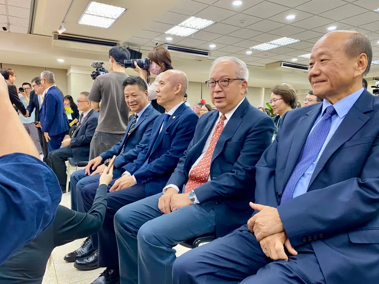 外界指出前中華郵政董事長之一的魏健宏（左起）2）也有可能接任交通部長。莊偉祺攝