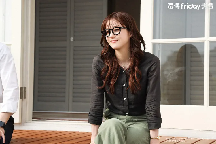 松本若菜外型亮眼，劇中穿搭成為觀眾的範本。friDay影音提供
