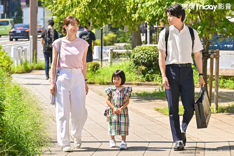 松本若菜（左）與松村北斗（右）及他的4歲女兒倉田瑛茉在《西園寺小姐不做家事》半同居。friDay影音提供