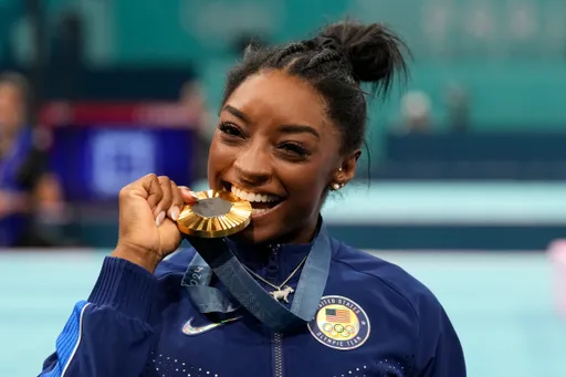 巴黎奧運｜美國體操天后拜爾絲金牌搭GOAT鑽鍊好閃耀！親解山羊吊飾意涵