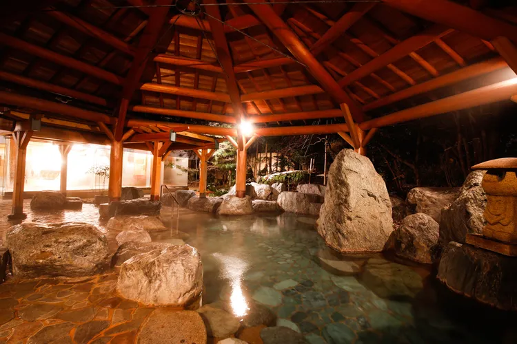 飯店內還設有天然溫泉大浴場，讓旅客泡湯解疲。業者提供