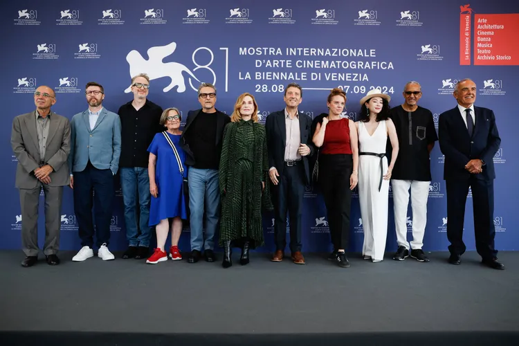 法國影后伊莎貝雨蓓（中）率本屆評審團開記者會。路透