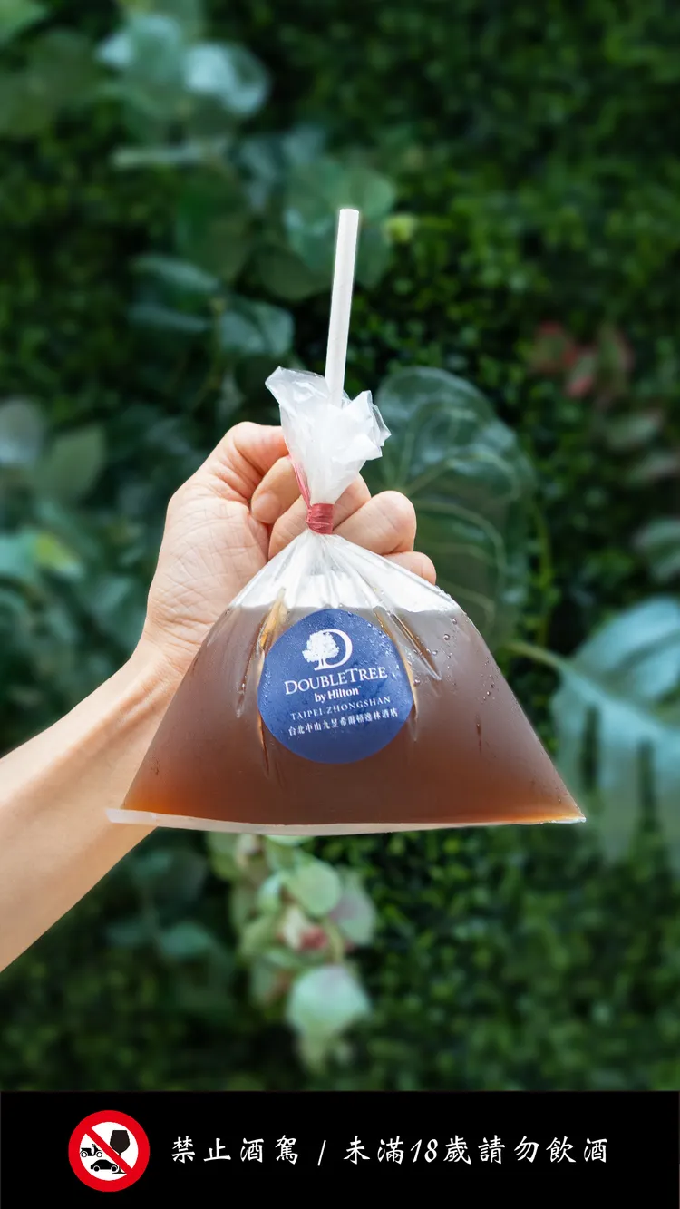 台北中山九昱希爾頓逸林酒店La Salle森酒吧「百鬼夜行」，以招牌冷飲「翠玉冬瓜」為靈感，發想出充滿童趣的「雙樹冰茶」單點價350元+10%。業者提供