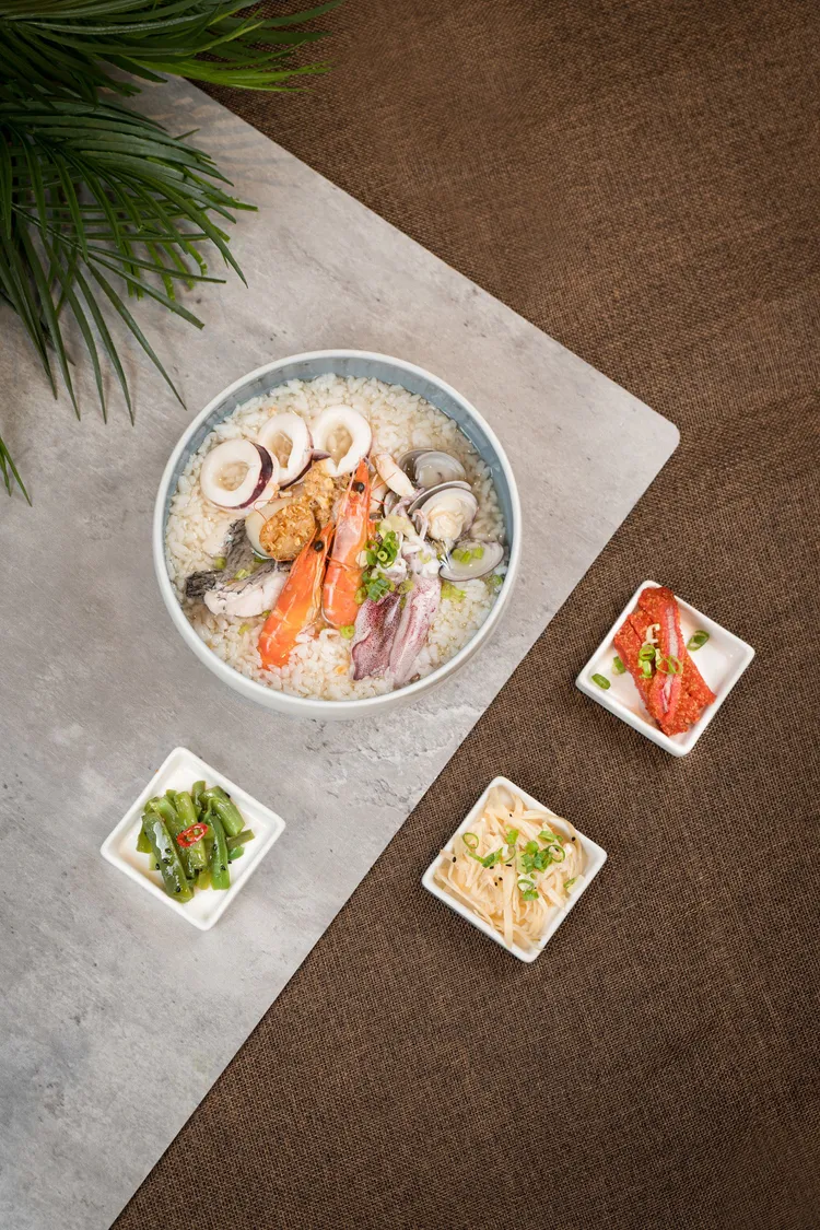 台北中山九昱希爾頓逸林酒店La Salle森酒吧「回逸童年」期間限定「逸碗海鮮粥」（480元+10%），透抽干貝與大蝦，料多味美。業者提供