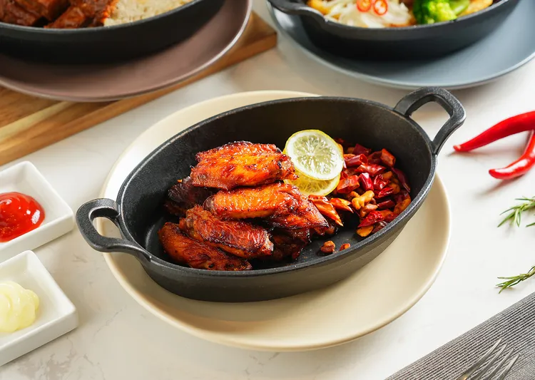 台北中山九昱希爾頓逸林酒店La Salle森酒吧即日起至9/2農曆七月期間，香烤魔鬼辣雞翅佐麻辣堅果買一送一。業者提供