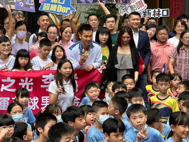 林口鄉親與社區住戶熱烈歡迎李洋回家，小球迷們看到偶像興奮不已。資料照
