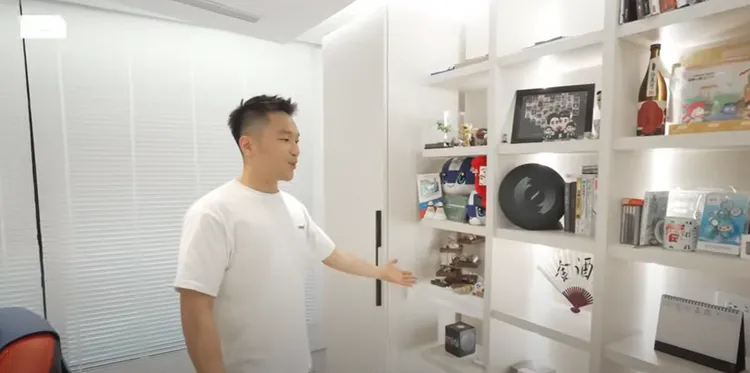 展示櫃幾乎都是女朋友的東西。翻攝HOME DELUXE 弘第