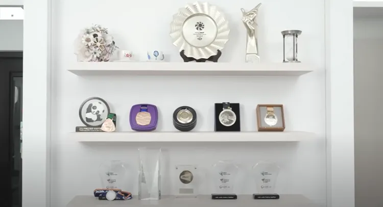 獎牌牆。翻攝HOME DELUXE 弘第YT