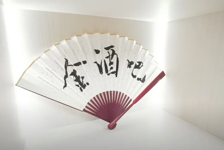 李洋的展示櫃擺放女友題字的扇子。翻攝HOME DELUXE 弘第YT