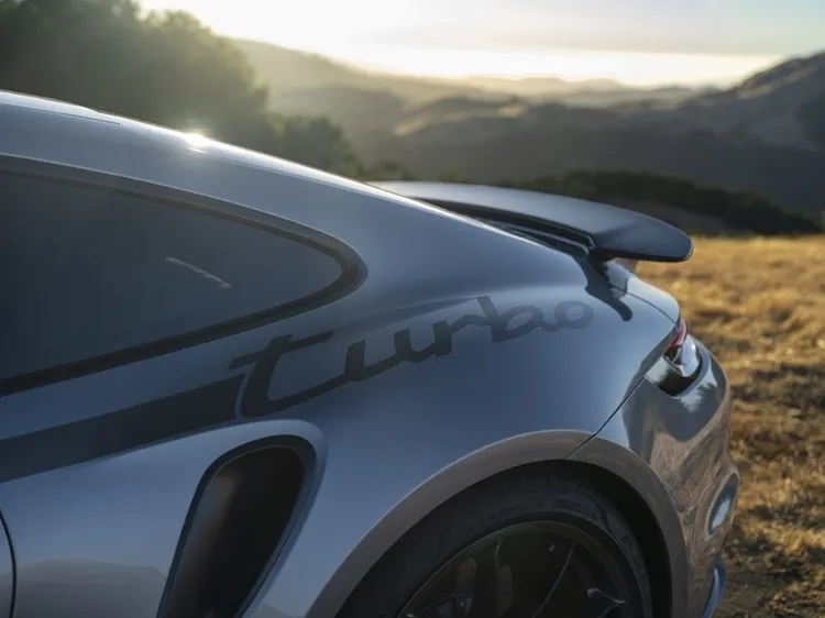 標配車側裝飾，靈感源自 1973 年德國法蘭克福車展上亮相、堪稱 911 Turbo 先驅的 Porsche 911 RSR Turbo 賽車塗裝。原廠照片