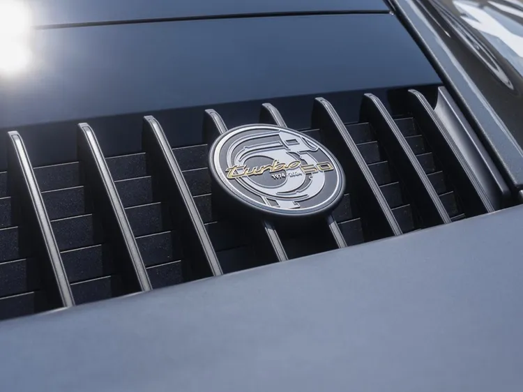 後引擎蓋格柵上的紀念徽章，飾有渦輪增壓圖樣與1974-2024年份字樣，見證半世紀的渦輪傳奇。原廠照片