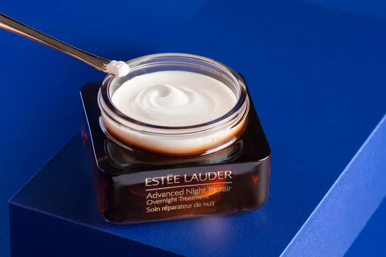 雅詩蘭黛特潤超導魔法精華霜膜擁有奶酪質地。品牌提供