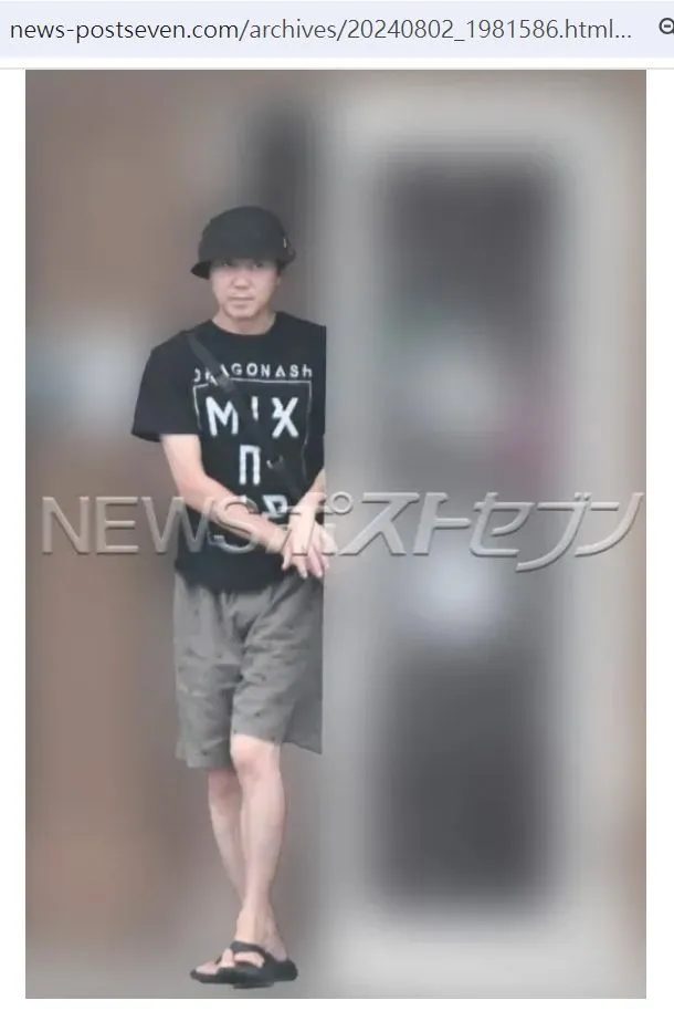 新井浩文出獄後被拍到穿著樂團Dragon Ash的T恤上街。翻攝《NEWS POST SEVEN》