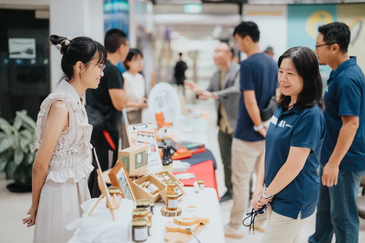 交通部觀光署東北角及宜蘭海岸國家風景區管理處長游麗玉與浪花市集業者互動。管理處提供