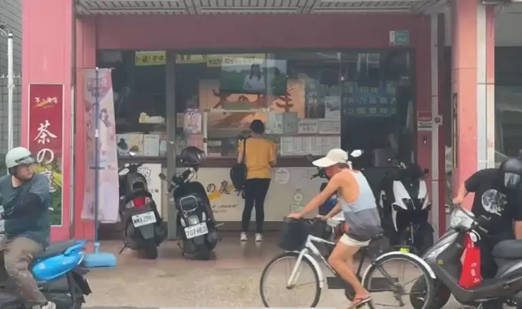 被指控的茶飲連鎖分店位於熱鬧路段，生意很好。民眾提供