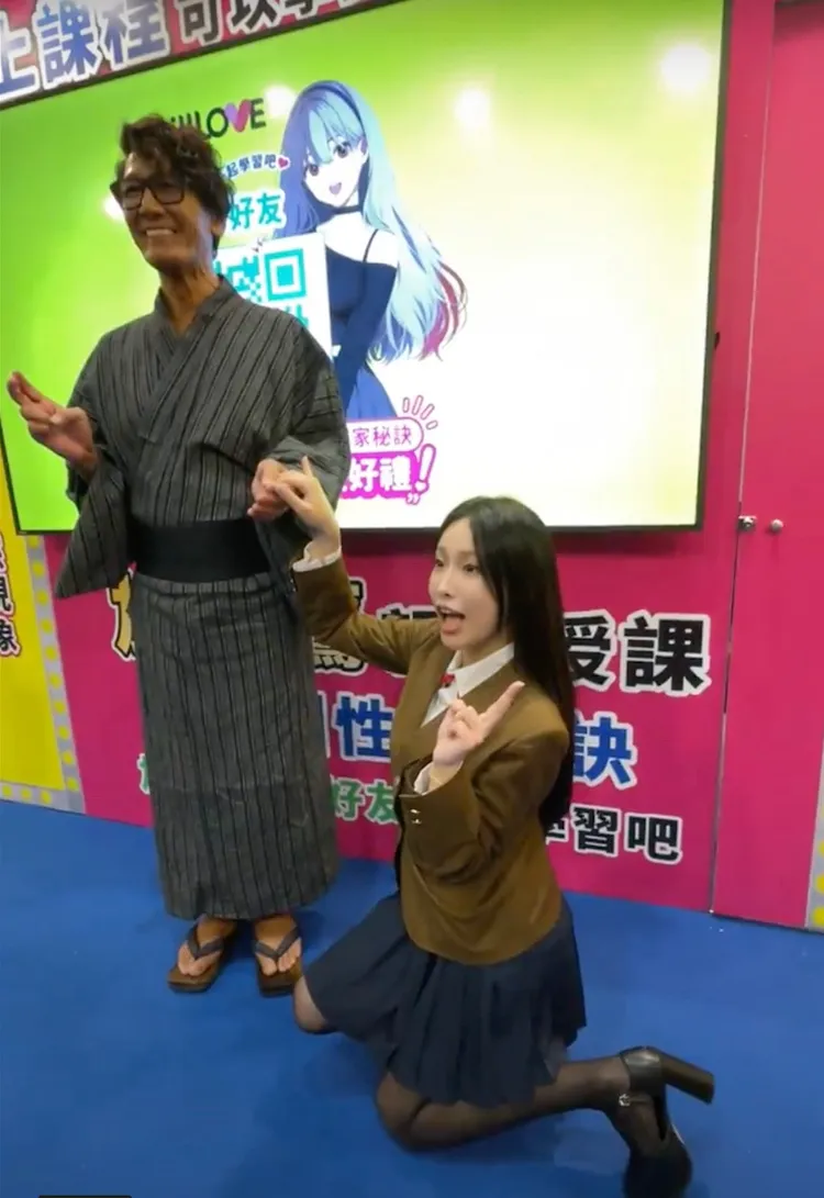 暗黑IU搶當頭號女弟子下跪拜師加藤鷹。大象傳媒提供