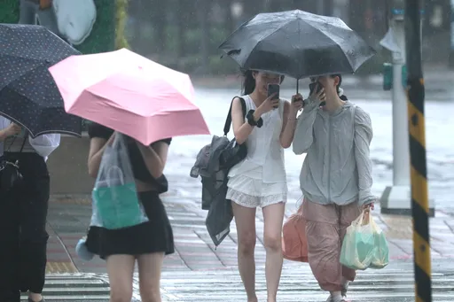 台南嘉縣淹水警戒「5縣市豪大雨」 今明雨勢最強!多擾動發展中