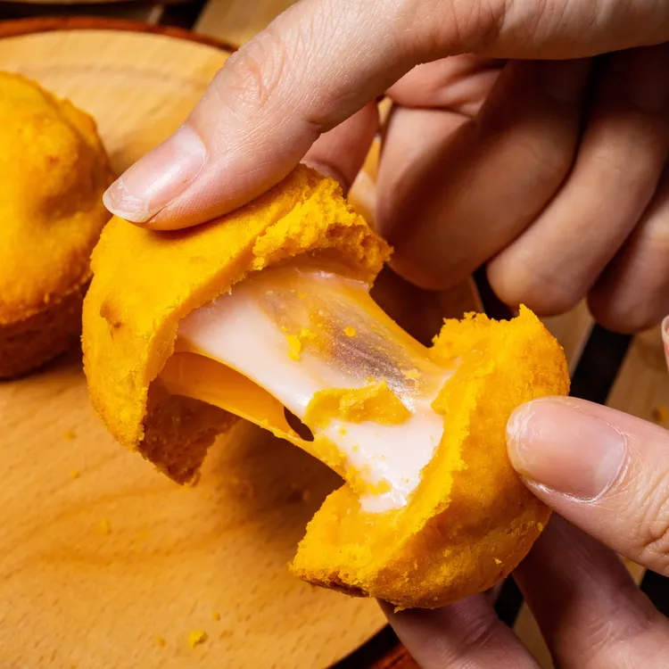 查理布朗烘焙「爆漿芝士麻吉餅」。業者提供