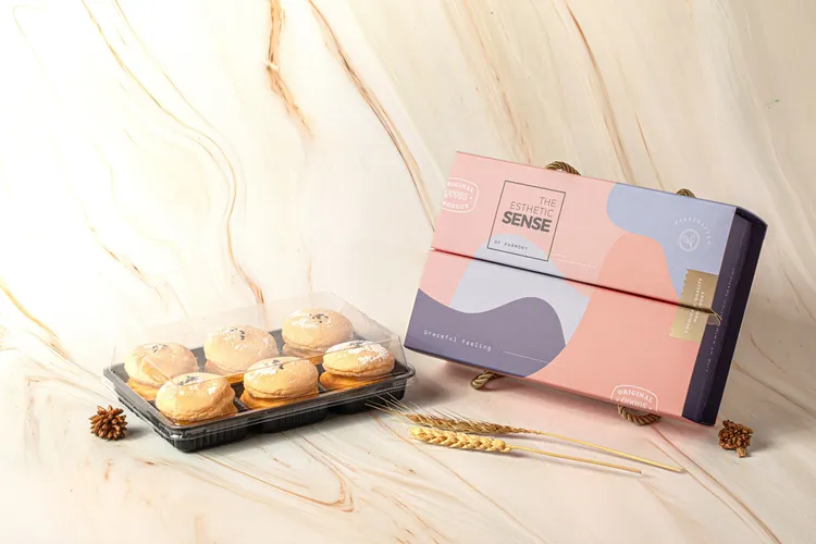 查理布朗烘焙「馬卡龍蛋黃酥」6入新品上市價280元。業者提供