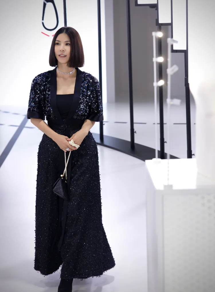 許茹芸身著全套香奈兒，並把珠珠斜背包當手機包拎。