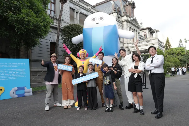 小公視節目主持人謝以樂（第1排左起）、鄒暟澐、斯拉、偉莉莎、林靖閔、趙自強（第2排左起）、阮秋姮、詹喬愉、Michael路鈺澤、視網膜、瑞夫等大合照。公視提供