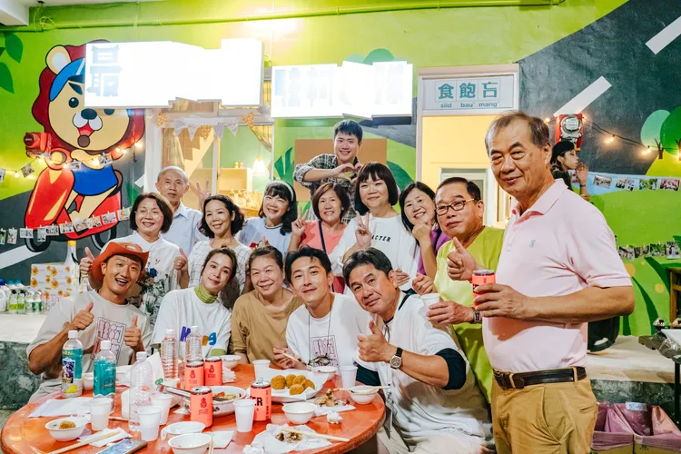 一人帶一菜的流水惜別宴，歡送駐村小隊。客台提供