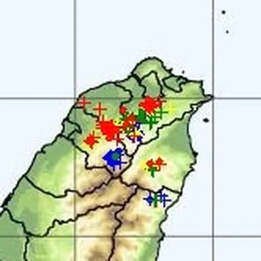 前氣象局長鄭明典PO出一張閃電圖表示：「北部雷聲隆隆，真兇！」