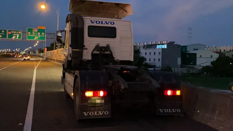 貨櫃車駕駛緊急將車頭與起火的貨櫃分離，往前開了約30公尺，保住數百萬元的車頭。民眾提供