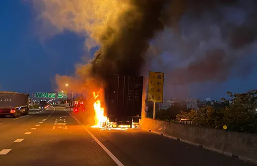 滿載啤酒貨櫃車國道陷火海 駕駛機智「1動作」保住數百萬元車頭