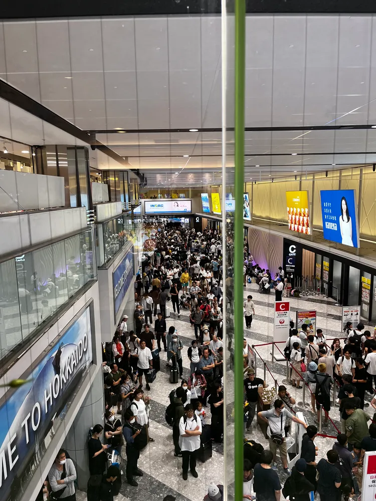 新千歲機場旅客被迫重新安檢。翻攝自X @yukku_16